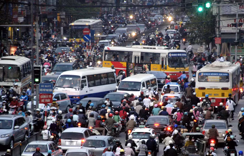 Cảnh ùn tắc giao thông nghiêm trọng tại các độ thị lớn của Việt Nam khiến chất lượng môi trường sống xuống cấp