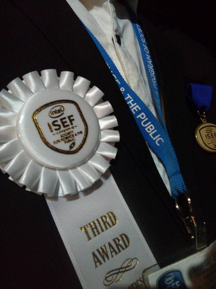 Phạm Huy chia sẻ niềm vui về giải thưởng với bạn bè. 