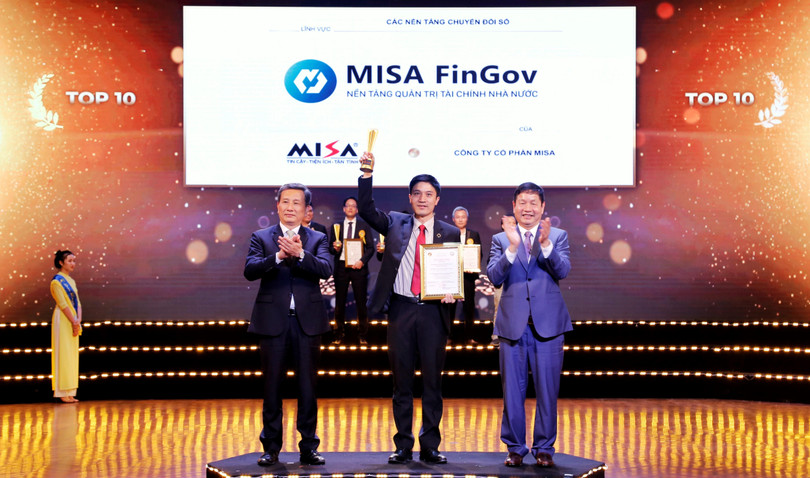 Đại diện MISA nhận Giải Top 10 Sao Khuê 2021 cho Nền tảng Quản trị tài chính Nhà nước MISA FinGov