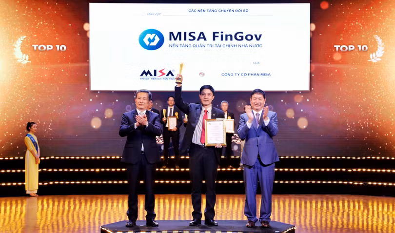 Đại diện MISA nhận Giải Top 10 Sao Khuê 2021 cho Nền tảng Quản trị tài chính Nhà nước MISA FinGov