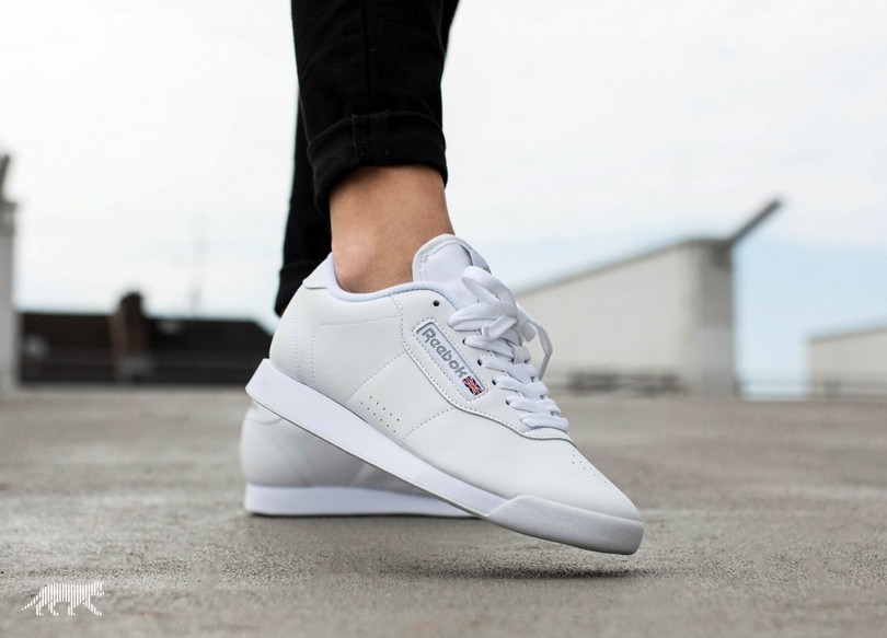 Mẫu giày basic như Reebok Princess luôn là lựa chọn hoàn hảo cho set đồ của nàng điệu. Bật mí là mẫu này đang được bán với mức giá chỉ 1,063,000 đồng, giảm 30% so với giá gốc (1,519,000 đồng).