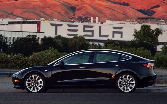 Đây là những hình ảnh đầu tiên của phiên bản thương mại Tesla Model 3