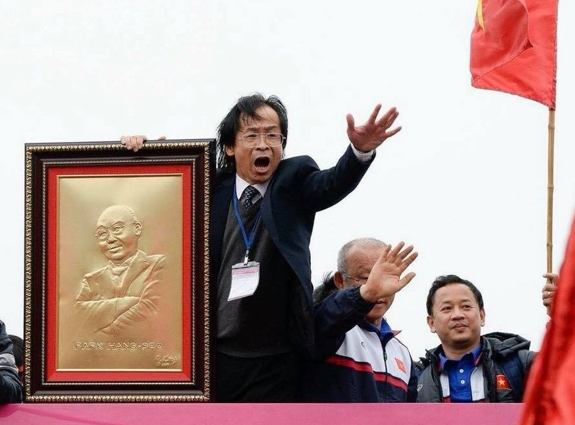 Ông Nguyễn Lân Trung trên chuyến xe đón đoàn U23 Việt Nam. Nguồn: Vietnammoi