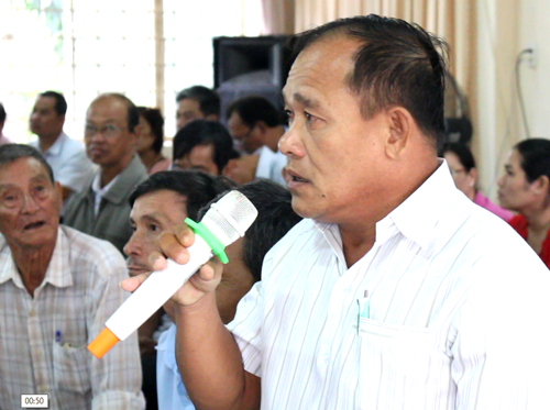 Cử tri kiến nghị với Bí thư Thành uỷ Nguyễn Thiện Nhân và các thành viên trong tổ Đại biểu Quốc hội. Ảnh: Nguyễn Tuyết.