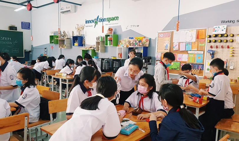 Các em học sinh KDI Education trong tiết thực hành tại phòng học STEM. Các em học sinh KDI Education trong tiết thực hành tại phòng học STEM.