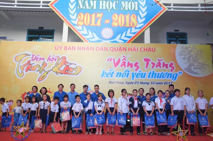 Trao quà cho các em học sinh tại Đà Nẵng