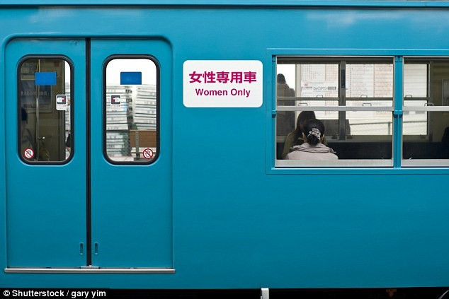 Toa tàu dành riêng cho phụ nữ ở Nhật Bản:Nhiều quốc gia đã có không gian dành riêng cho phụ nữ trên phương tiện công cộng. Nếu không biết, các nam du khách có thể rơi vào tình huống khó xử và xấu hổ khi vào nhầm toa. Ảnh:Daily Mail.