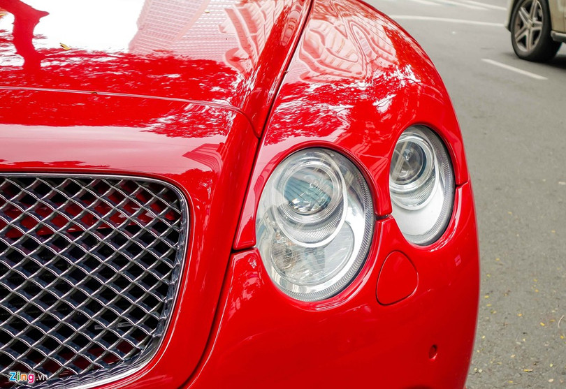 Cụm đèn pha hình oval chiếu sáng bằng bóng bi-xenon là chi tiết làm nên thương hiệu Bentley. Những mẫu Continental GT đời mới dùng đèn pha LED.
