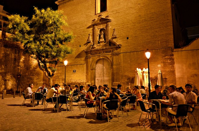 Đúng giờ kiểu Tây Ban Nha:Thông thường, nếu hẹn gặp ai đó lúc 18h và đến lúc 18h20, bạn nên xin lỗi vì đã muộn giờ. Tuy nhiên, nếu ở Tây Ban Nha, bạn có đến lúc 18h55 cũng chẳng ai nói gì. Thời gian mở cửa của các cửa hàng chỉ là “dự kiến”. Việc chậm trễ không bị coi là bất lịch sự, mà đơn giản chỉ là sự bất tiện của cuộc sống. Ảnh:Anepiceducation.