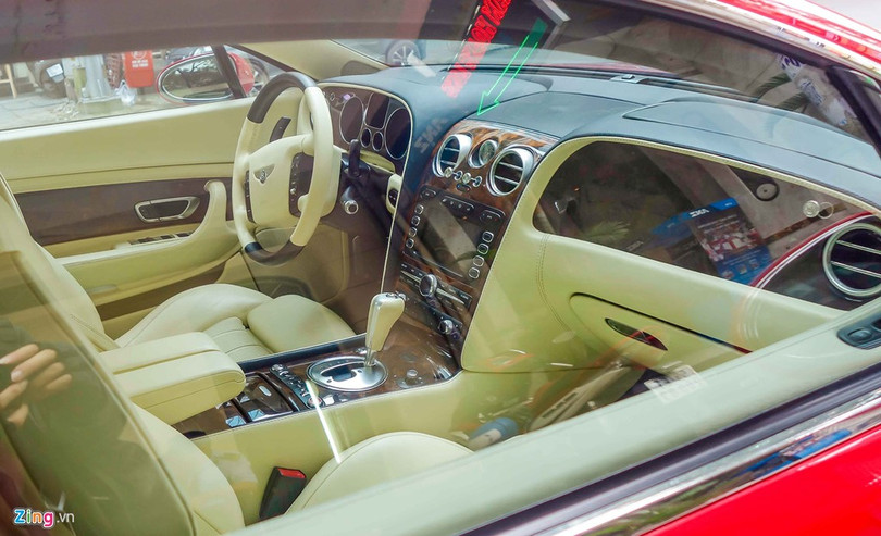 Bên trong, nội thất được bọc da thật và gỗ quý. Các chi tiết đều được chế tác thủ công bởi những người thợ tay nghề cao nhất tại Anh quốc.