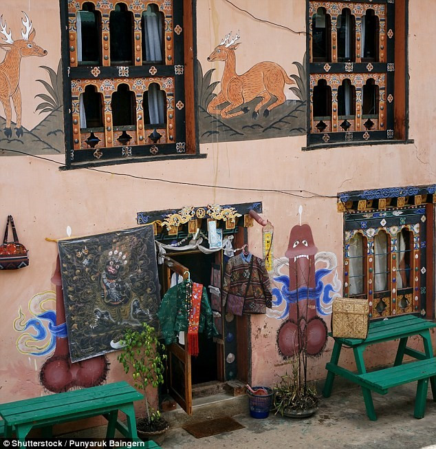 Hình vẽ dương vật ở Bhutan:Những du khách tới vương quốc Bhutan sẽ ngạc nhiên trước hình vẽ độc đáo bên ngoài các ngôi nhà. Chúng có nhiều kích cỡ, màu sắc và họa tiết khác nhau. Người dân tin rằng các hình vẽ này có khả năng bảo vệ gia đình họ khỏi tà ma và tăng khả sinh nở. Ảnh:Daily Mail.