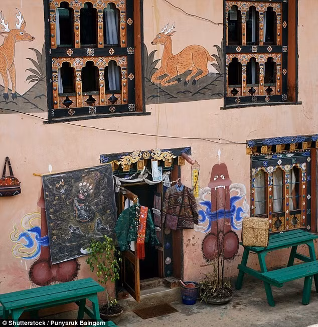 Hình vẽ dương vật ở Bhutan:Những du khách tới vương quốc Bhutan sẽ ngạc nhiên trước hình vẽ độc đáo bên ngoài các ngôi nhà. Chúng có nhiều kích cỡ, màu sắc và họa tiết khác nhau. Người dân tin rằng các hình vẽ này có khả năng bảo vệ gia đình họ khỏi tà ma và tăng khả sinh nở. Ảnh:Daily Mail. Hình vẽ dương vật ở Bhutan:Những du khách tới vương quốc Bhutan sẽ ngạc nhiên trước hình vẽ độc đáo bên ngoài các ngôi nhà. Chúng có nhiều kích cỡ, màu sắc và họa tiết khác nhau. Người dân tin rằng các hình vẽ này có khả năng bảo vệ gia đình họ khỏi tà ma và tăng khả sinh nở. Ảnh:Daily Mail.