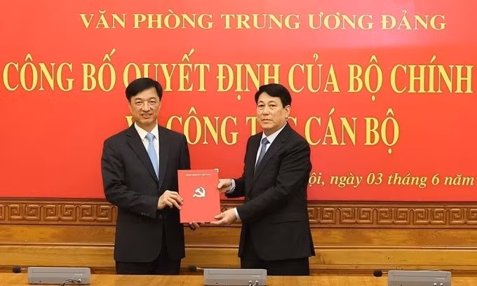 Thường trực Ban Bí thư Lương Cường trao Quyết định điều động, bổ nhiệm Thượng tướng Nguyễn Duy Ngọc. Ảnh: TTXVN