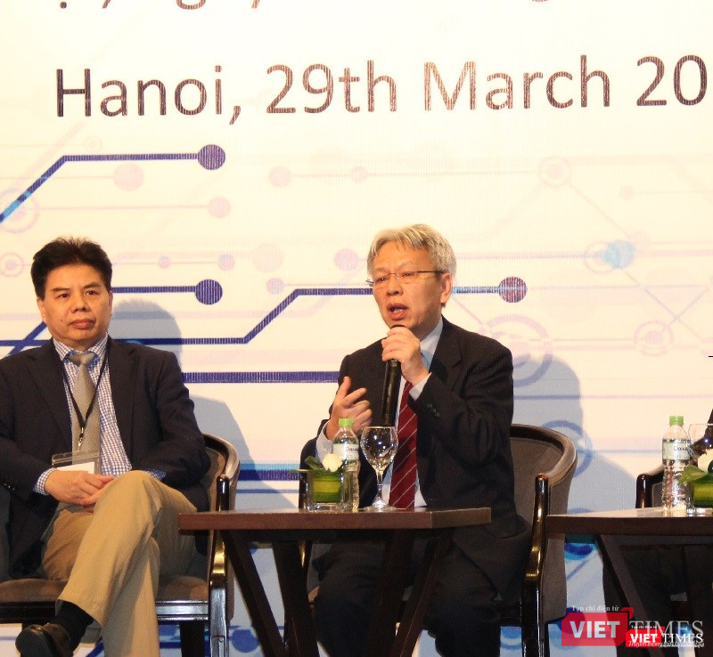 Ông Nguyễn Sỹ Dũng phát biểu tại tọa đàm