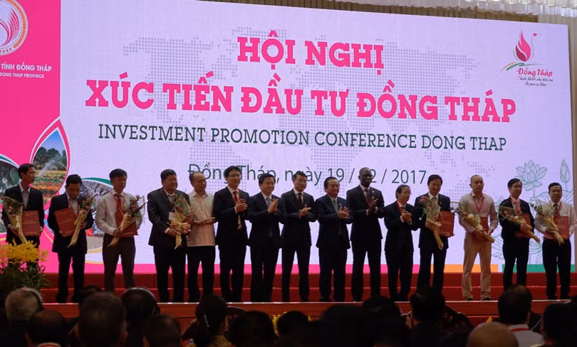 Ông Fung Kai Jin, Phó Tổng giám đốc VPBank cùng lãnh đạo các ngân hàng trao thỏa thuận vay vốn cho các doanh nghiệp