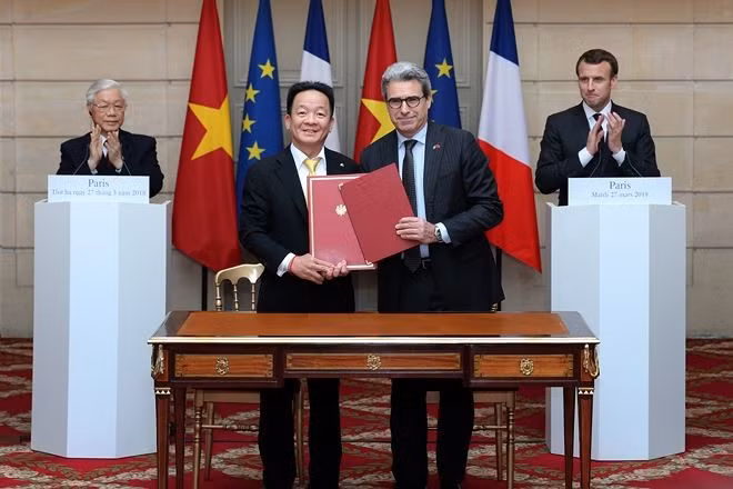 Tập đoàn T&T và Tập đoàn Bouygues của Pháp ký kết biên bản ghi nhớ hợp tác về Dự án Đường sắt đô thị số 3 dưới sự chứng kiến của Tổng Bí thư Nguyễn Phú Trọng và Tổng thống Cộng hòa Pháp Emmanuel Macron tại cung điện Elysees.