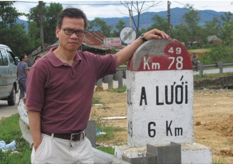 GS Nguyễn Hữu Liêm khi về thăm quên hương