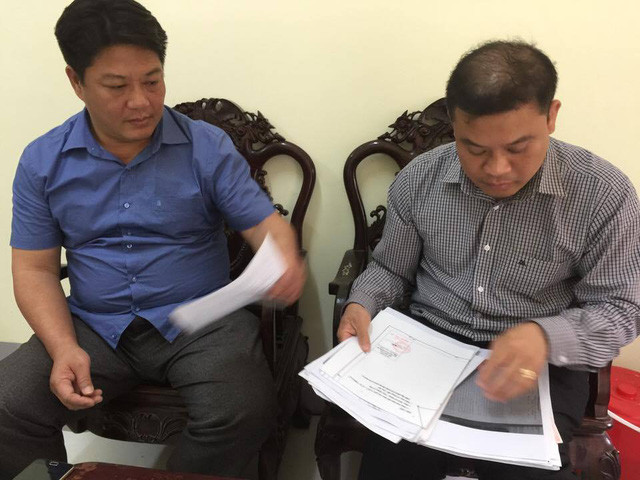 Các cán bộ Văn phòng Đăng ký đất đai tỉnh Vĩnh Phúc cung cấp thông tin, tư liệu cho Dân trí