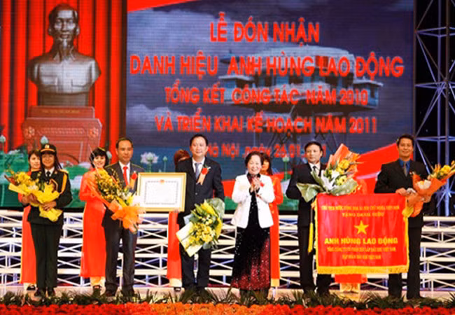 Trịnh Xuân Thanh nhận bằng khen "Anh hùng lao động"