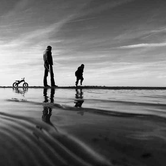 Ưu điểm của ảnh chụp góc thấp đó là bạn có thể lấy được chi tiết bối cảnh từ mặt đất, qua đó tạo ra sự cân bằng của không gian trong tấm ảnh.