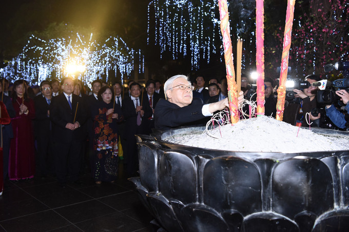 Tổng bí thư Nguyễn Phú Trọng cùng lãnh đạo Hà Nội đã dâng hương tại tượng đài Lý Thái Tổ, thành kính tưởng nhớ công ơn Đức vua Lý Thái Tổ cùng các vị liệt tổ, liệt tông, các Anh hùng liệt sỹ, đã dày công dựng nước và giữ nước.