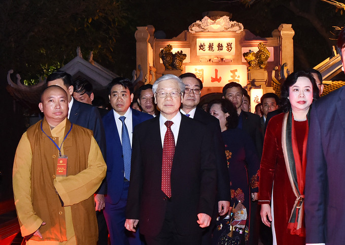 Trong thời khắc thiêng liêng chuyển giao giữa năm cũ và năm mới, Tổng bí thư Nguyễn Phú Trọng đã đến thắp hương tại Đền Ngọc Sơn; hòa chung niềm phấn khởi đón chào Xuân mới cùng đông đảo người dân Thủ đô.