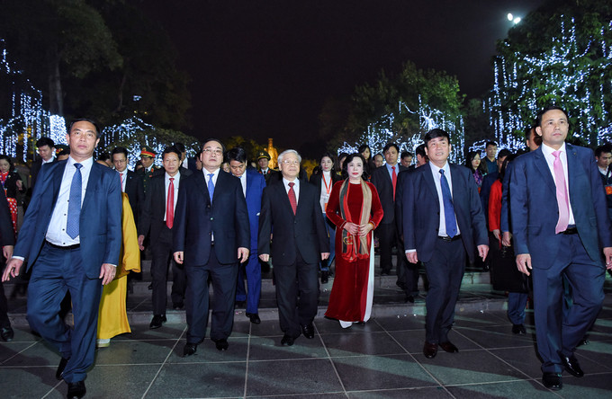 Ông cùng lãnh đạo thành phố bách bộ ở Hồ Gươm.