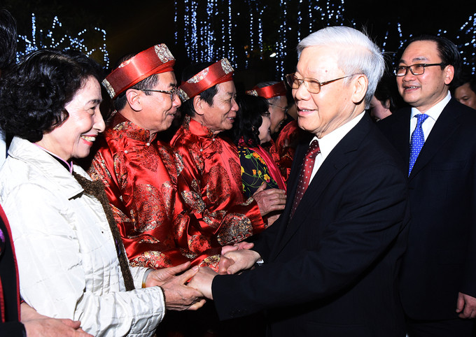 Người đứng đầu Đảng đã cùng lãnh đạo Thủ đô đến khu vực Hồ Gươm, trò chuyện với người dân đang chờ đón giao thừa ở phía trước tượng đài Lý Thái Tổ.