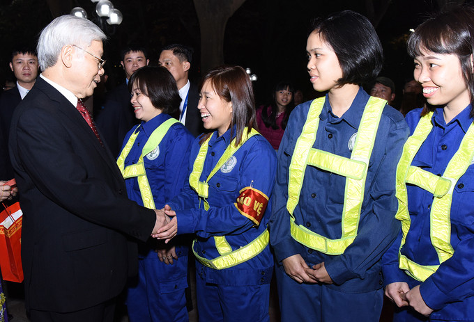 Tổng bí thư chúc Tết công nhân môi trường đô thị đang làm nhiệm vụ ở khu vực phía trước đền Ngọc Sơn.