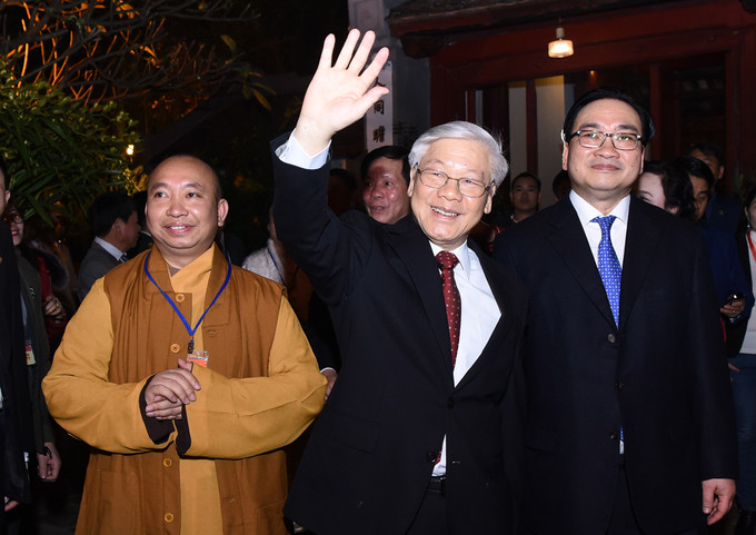 Lãnh đạo Đảng vẫy tay chào người dân đang đón giao thừa ở Hồ Gươm.