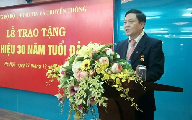 Ông Trần Anh Tuấn phát biểu tại lễ đón nhận huy hiệu 30 tuổi Đảng. Ảnh: Quang Anh.