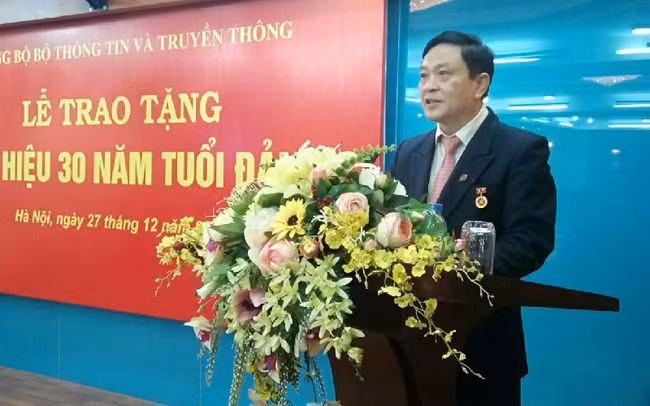 Ông Trần Anh Tuấn phát biểu tại lễ đón nhận huy hiệu 30 tuổi Đảng. Ảnh: Quang Anh.