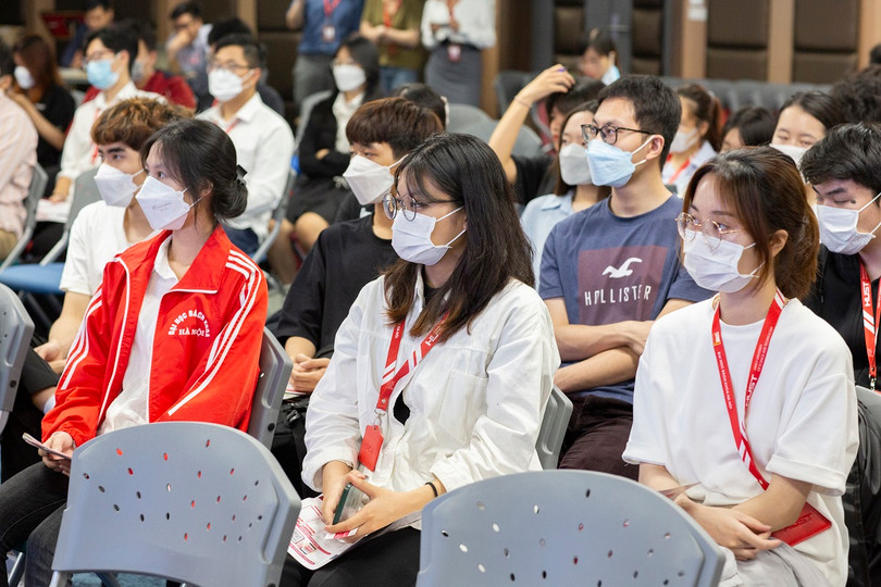 Với nhiều bạn sinh viên đây là lần đầu trải nghiệm thực tế giao dịch chứng khoán phái sinh.