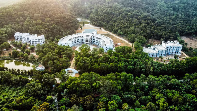 Trung tâm Chăm sóc người cao tuổi Ngọc Hà bao phủ bởi rừng phòng hộ Sóc Sơn, Hà Nội.