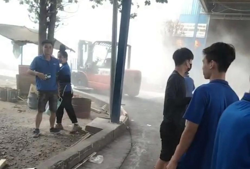 Sau vụ nổ nhiều công nhân hoảng loạn, hơi, bụi mù mịt.