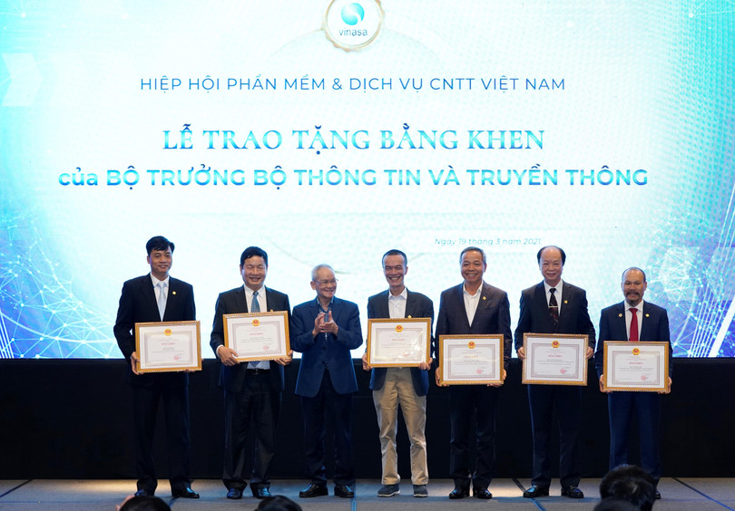 TS. Mai Liêm Trực – nguyên Thứ trưởng Bộ Bưu Chính Viễn Thông (thứ ba từ trái sang) – trao tặng Bằng khen của Bộ trưởng Bộ Thông tin và Truyền thông cho Chủ tịch MISA Lữ Thành Long (ngoài cùng bên phải)