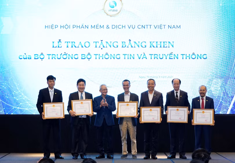 TS. Mai Liêm Trực – nguyên Thứ trưởng Bộ Bưu Chính Viễn Thông (thứ ba từ trái sang) – trao tặng Bằng khen của Bộ trưởng Bộ Thông tin và Truyền thông cho Chủ tịch MISA Lữ Thành Long (ngoài cùng bên phải)
