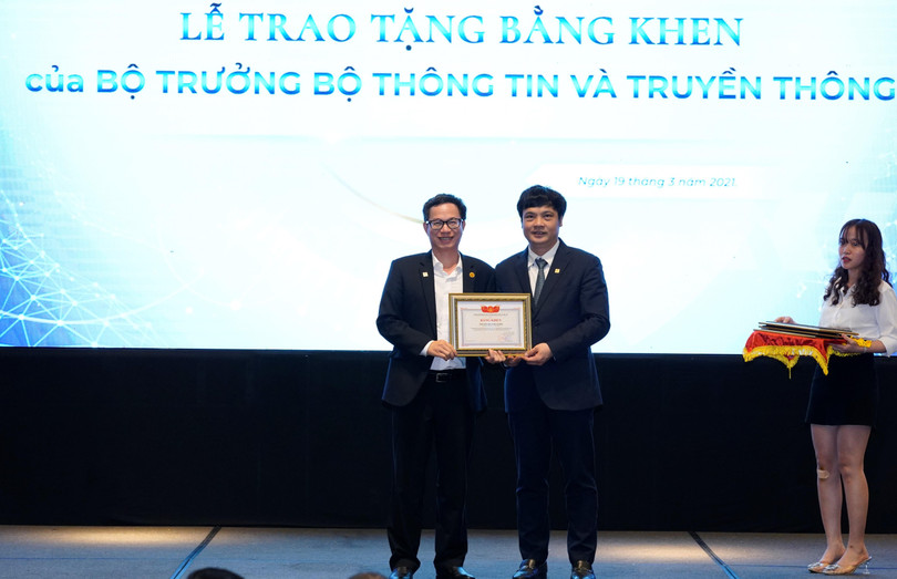 Tân Chủ tịch VINASA Nguyễn Văn Khoa trao tặng Bằng khen của VINASA cho Phó Chủ tịch MISA Nguyễn Xuân Hoàng