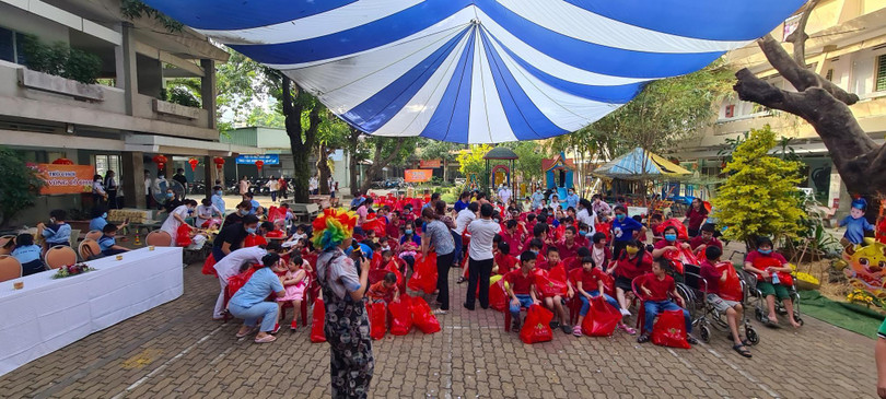 Những trẻ em tàn tật, mồ côi tại Trung tâm bảo trợ trẻ em tàn tật mồ côi Thị Nghè (TP.HCM), đã có một ngày vui cùng với nhân viên Nova Group