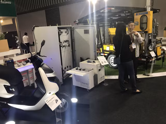  Đi hội chợ xem robot, ăn thịt nướng, ngồi ghế massage 