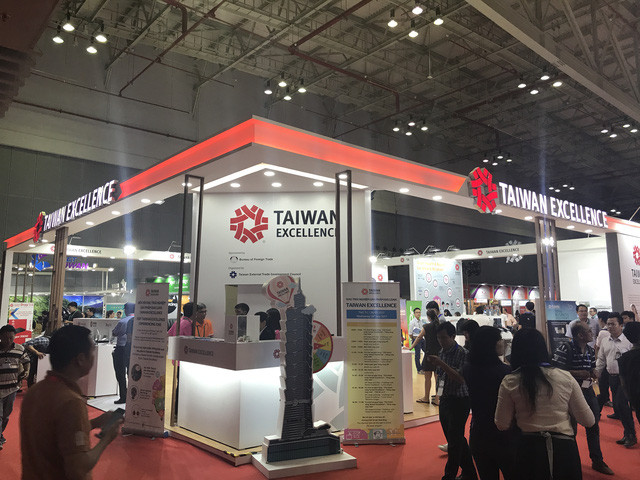  Đi hội chợ xem robot, ăn thịt nướng, ngồi ghế massage 