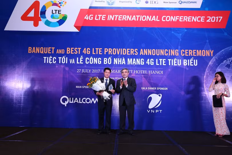 Lãnh đạo VinaPhone nhận danh hiệu "Nhà mạng 4G có chất lượng Chăm sóc khách hàng tiêu biểu" do thứ trưởng Bộ TT-TT Nguyễn Minh Hồng trao tặng.