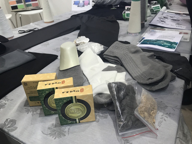  Đi hội chợ xem robot, ăn thịt nướng, ngồi ghế massage 