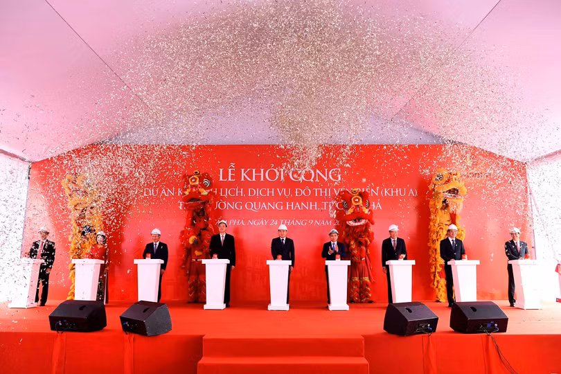 Các đại biểu bấm nút khởi công Khu A - Dự án khu du lịch, dịch vụ, đô thị ven biển Quang Hanh, TP Cẩm Phả, Quảng Ninh