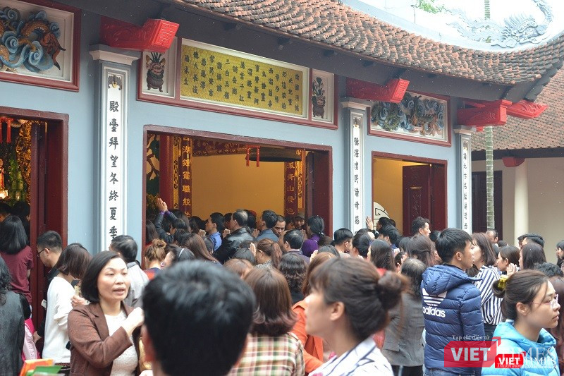 Phủ Tây Hồ chật kín người đi lễ đầu xuân ảnh 8