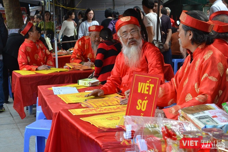 Phủ Tây Hồ chật kín người đi lễ đầu xuân ảnh 6