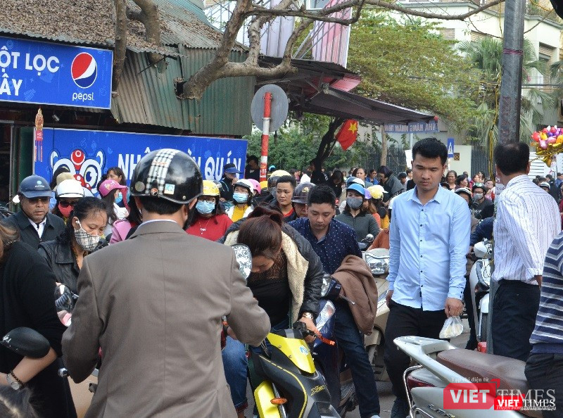 Phủ Tây Hồ chật kín người đi lễ đầu xuân ảnh 3