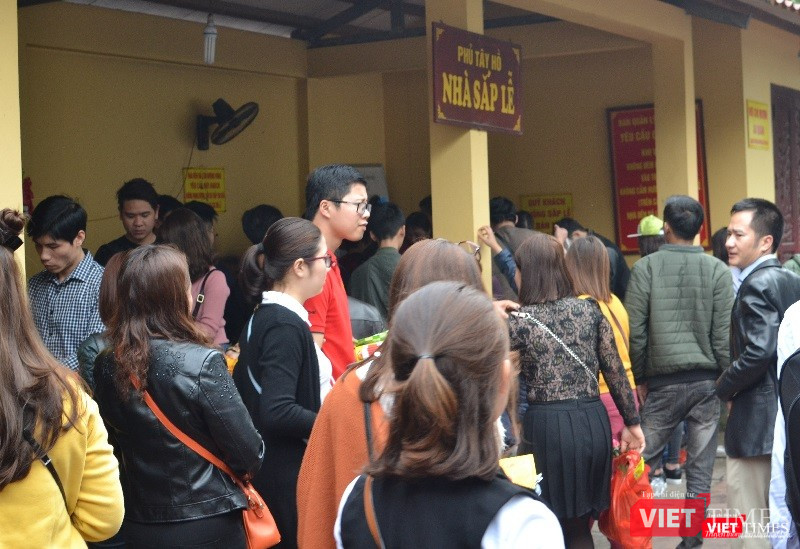 Dòng người vào Phủ cầu an giải hạn