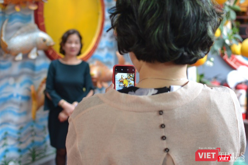 Bên cạnh đi chùa cầu an, các du khách đến Phủ ngày đầu năm cũng tranh thủ chụp ảnh kỷ niệm