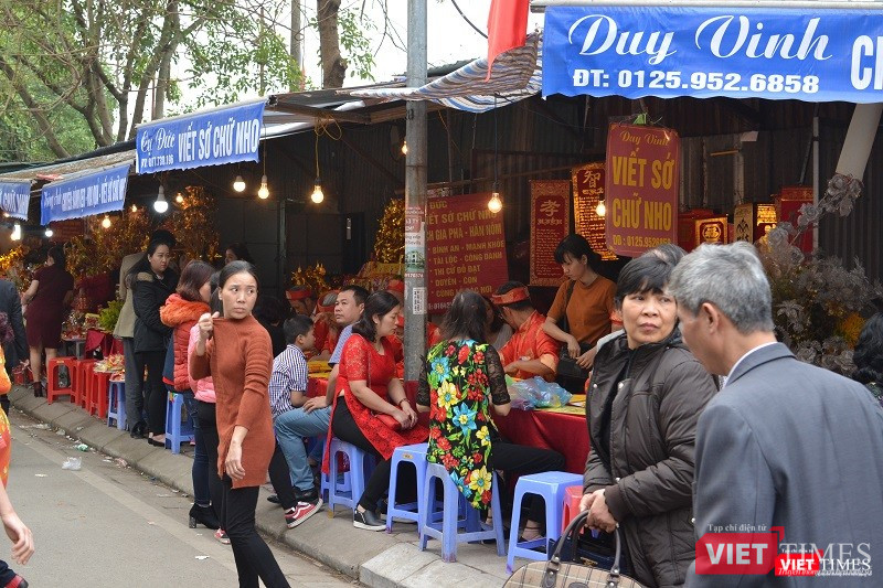 Các sạp hàng viết sớ dâng sao giải hạn bằng chữ nho